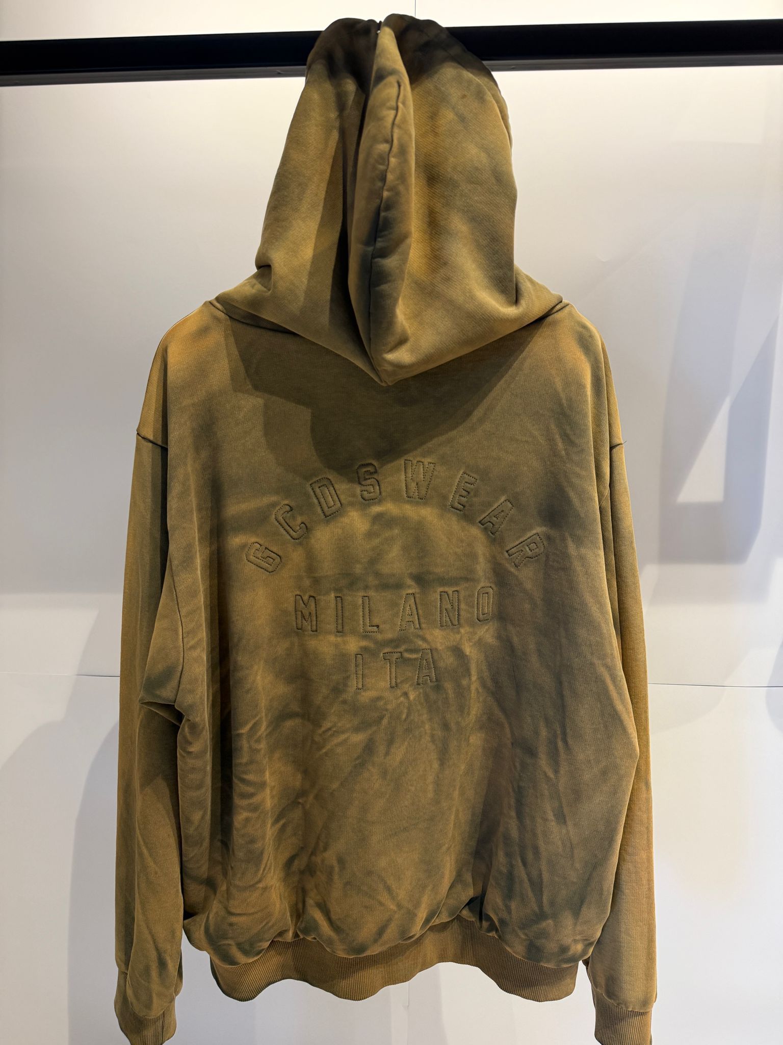 קפוצ׳ון זיפ פיגמנט רקום גב GCDS