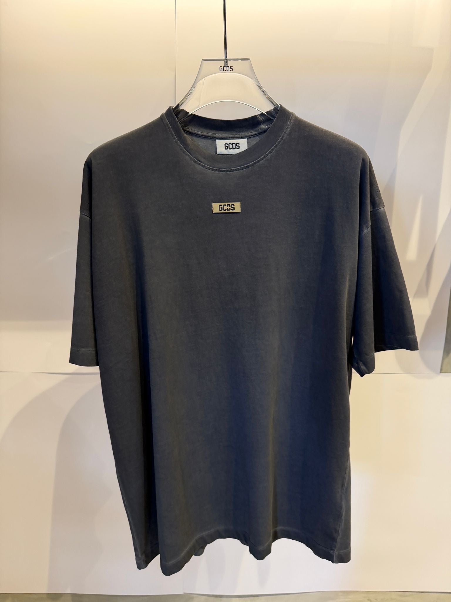 טי שירט לוגו מרכזי ווש GCDS