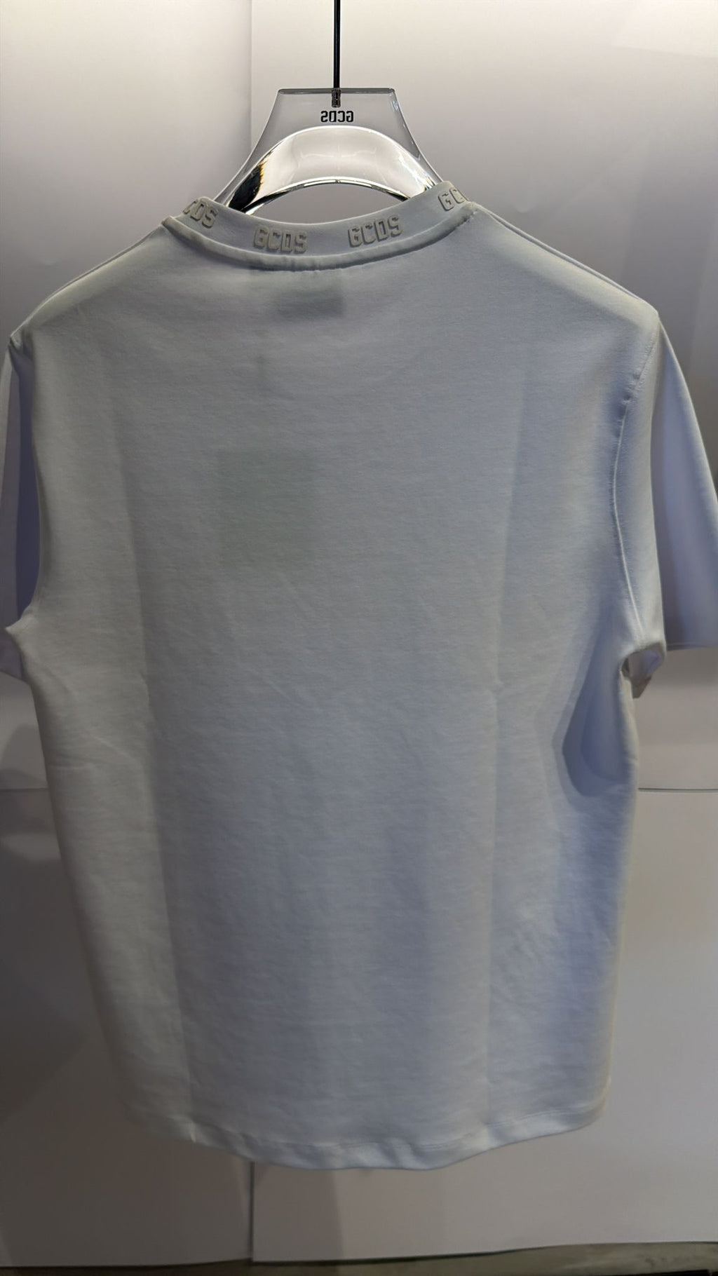 טי שרט לוגו מסביב לצווארון GCDS