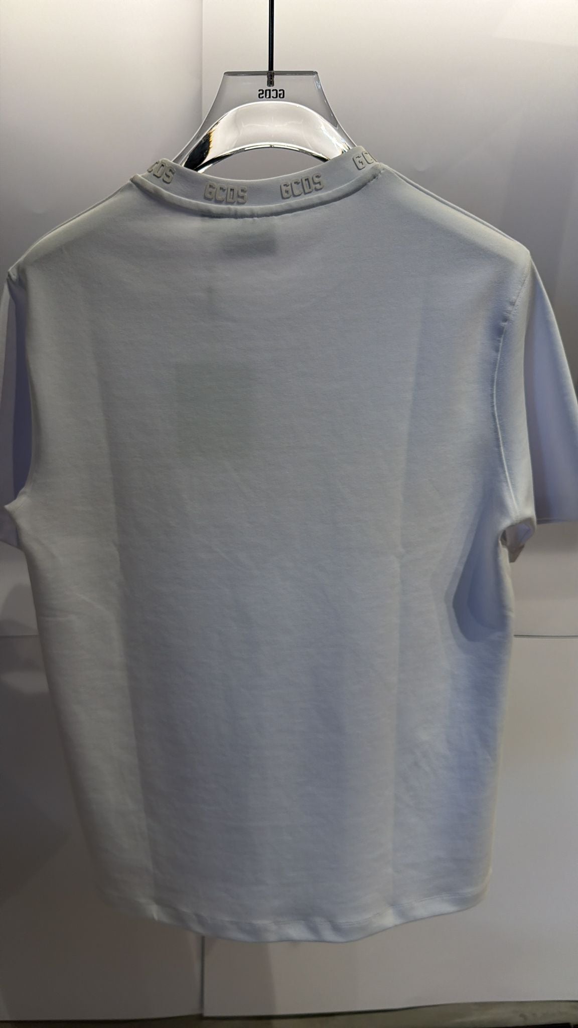 טי שרט לוגו מסביב לצווארון GCDS
