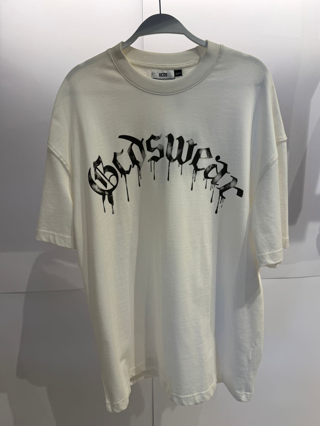 טי שרט כתב נוזל GCDS