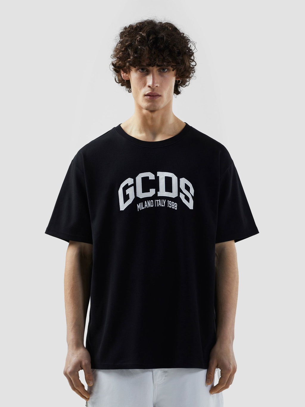 טי שרט לוגו גדול במרכז GCDS