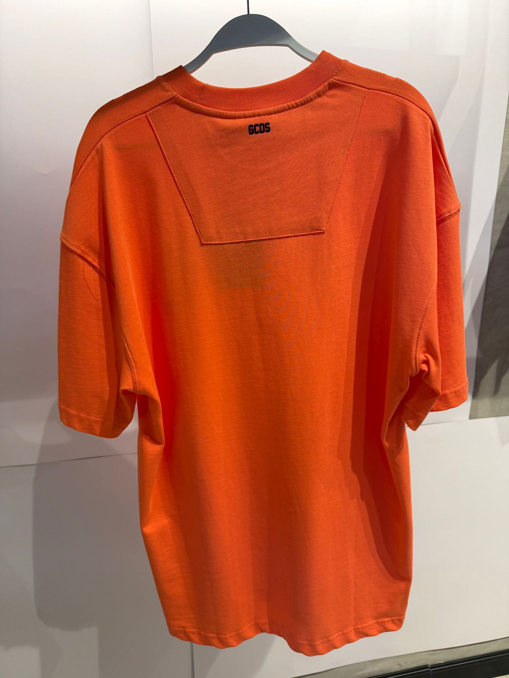 טי שרט כתב נוזל GCDS