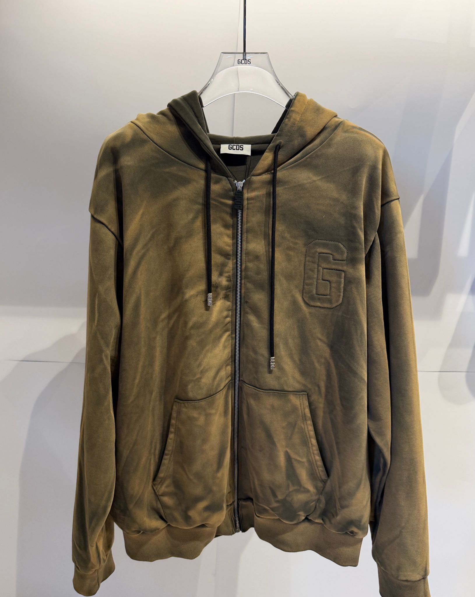 קפוצ׳ון זיפ פיגמנט רקום גב GCDS