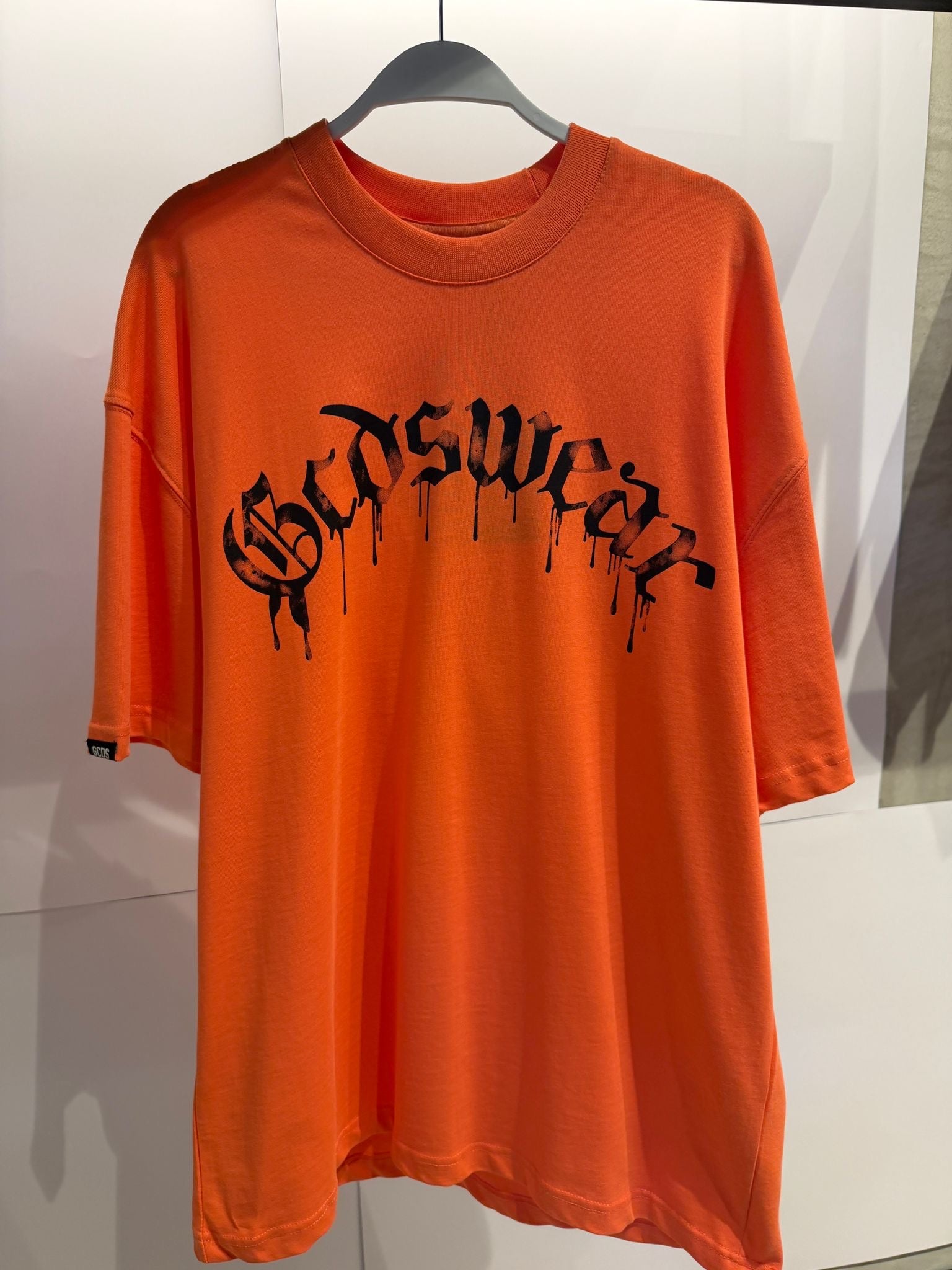 טי שרט כתב נוזל GCDS