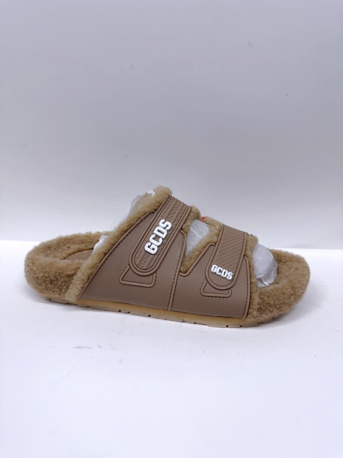 כפכף פרווה GCDS