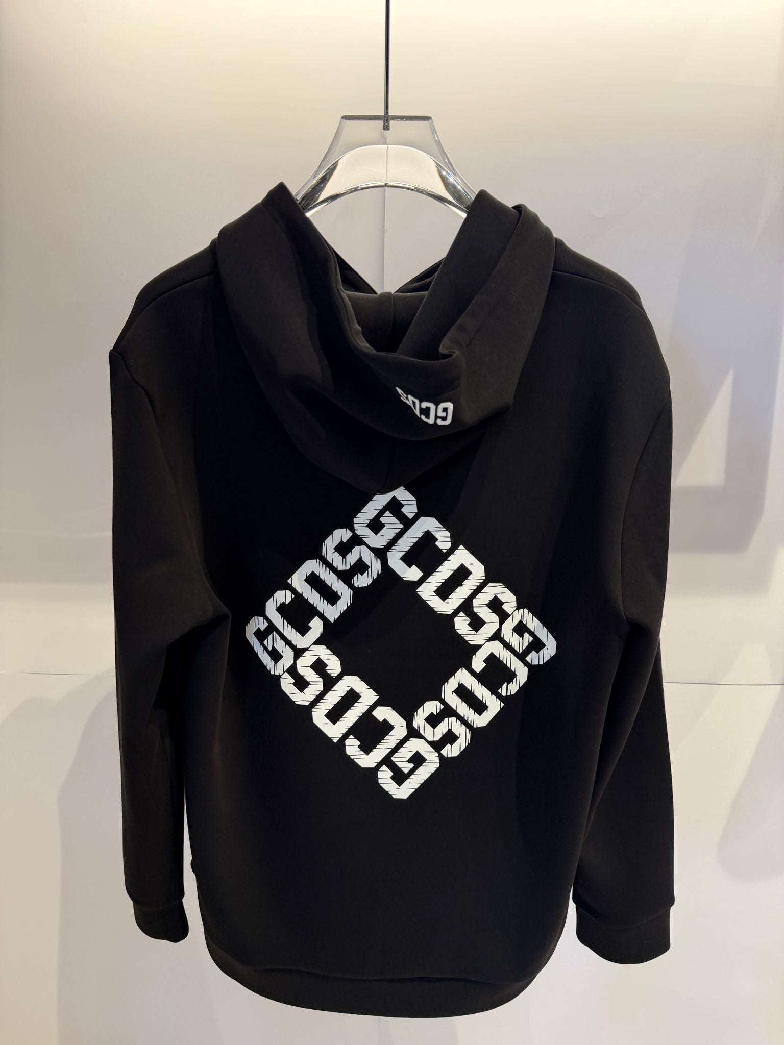 סווטשירט קפוצ׳ון שחור GCDS