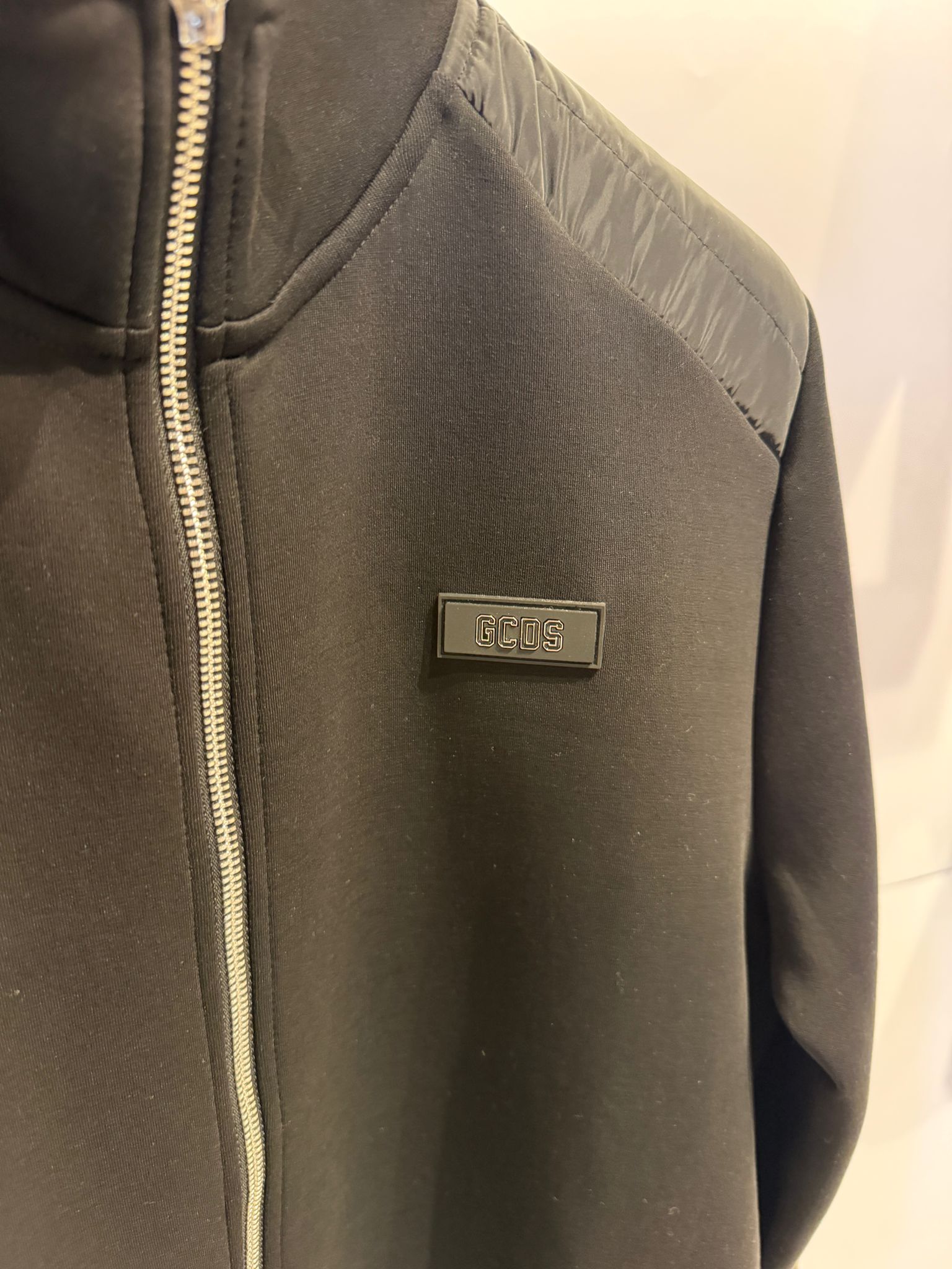 ג׳קט שחור רוכסן של GCDS