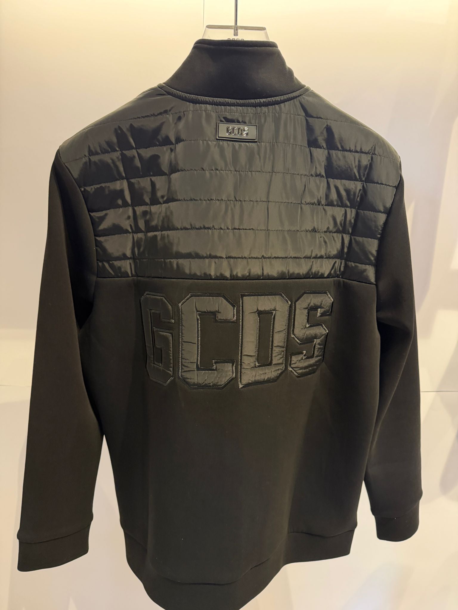 ג׳קט שחור רוכסן של GCDS