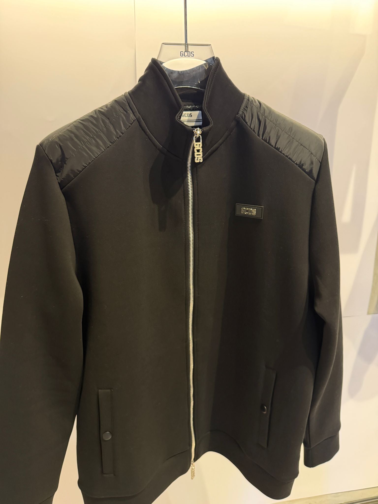 ג׳קט שחור רוכסן של GCDS